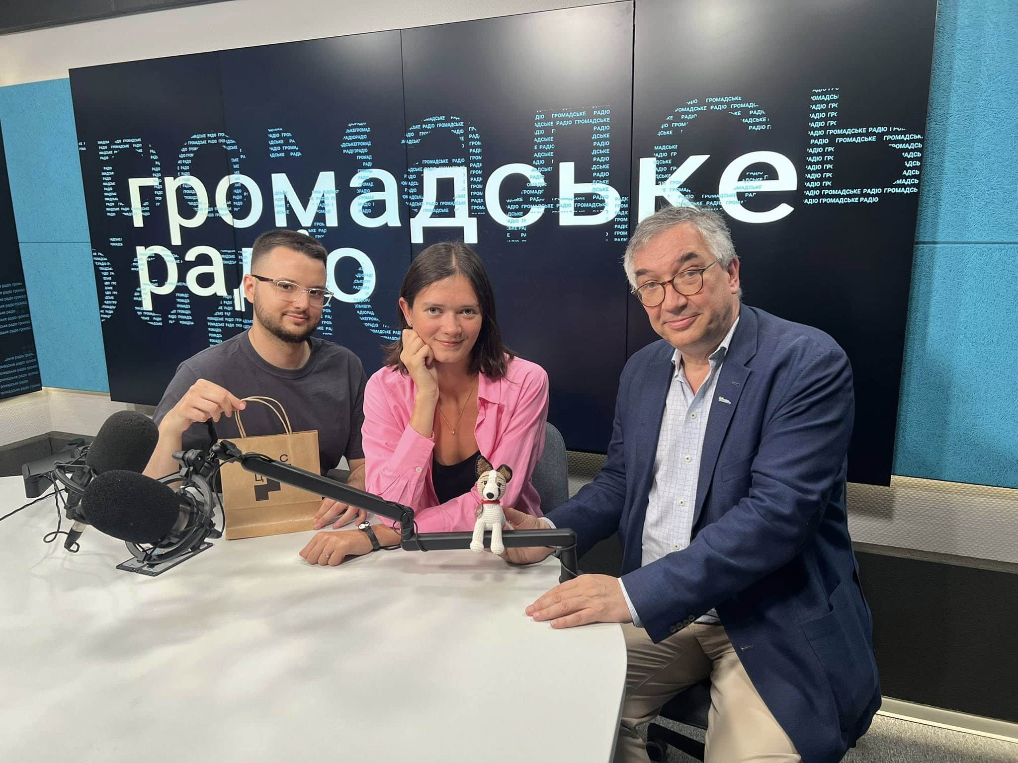 Роман Ващук з ведучими подкасту Ангеліною Завадецькою та Максимом Самойлюком